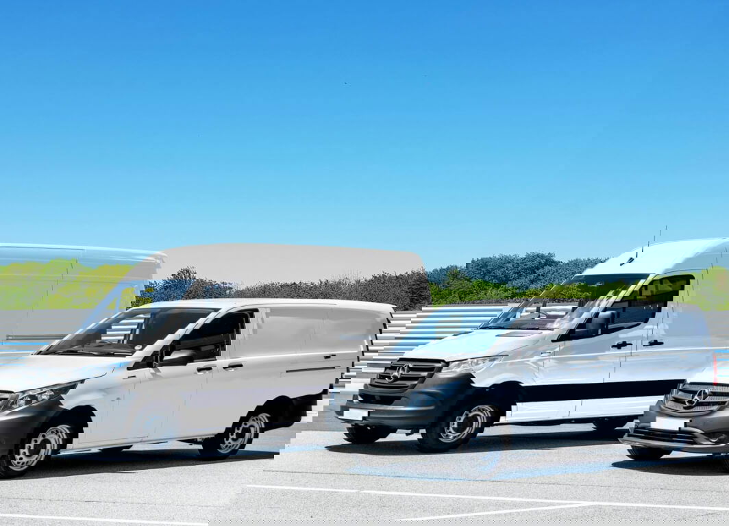 Twee lichte bedrijfswagens van Mercedes Benz