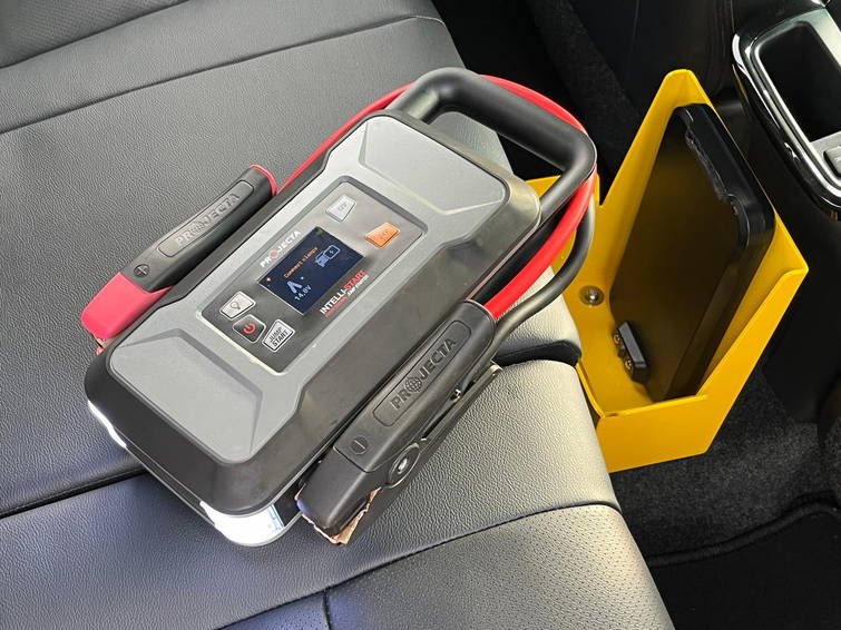 Toyota HiLux DC Invincible 2,8 SwissTow 2x Winden AWU 12
