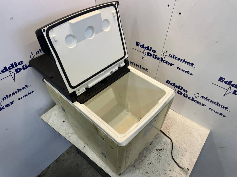 MAN 81.63910-6109 Fridge Dometic 42 Liter 2