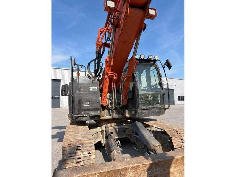 Hitachi ZX225USLC-53 9