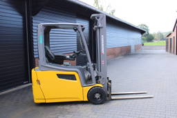 Jungheinrich EFG220 heftruck elektrische freelift triplex sideshift