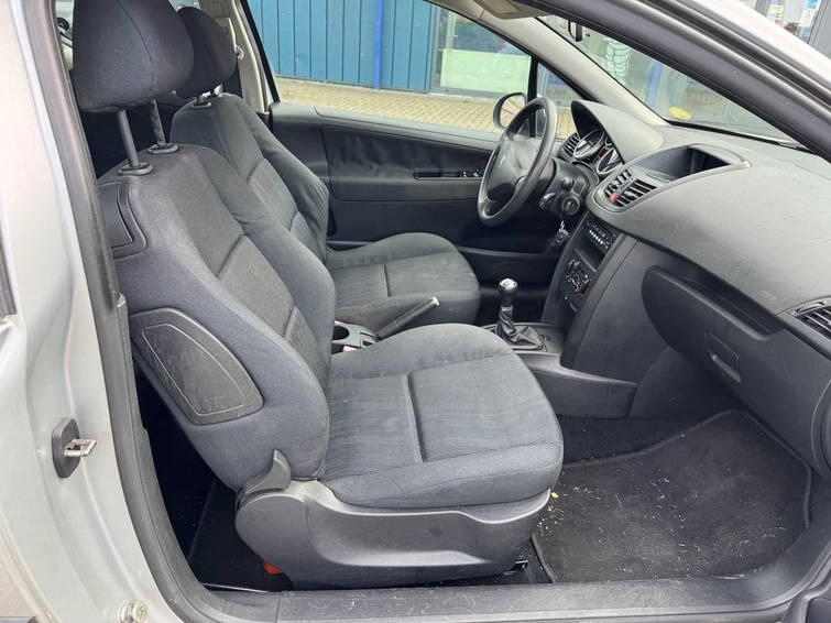 Peugeot 207 1.4-16V XR 4