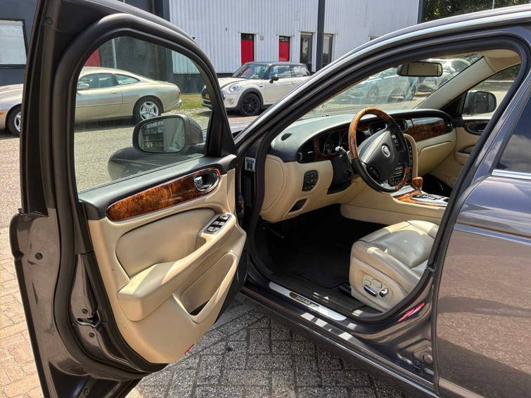 Jaguar XJ 2.7D V6 9