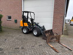 Giant D332 SWT X-TRA kniklader shovel