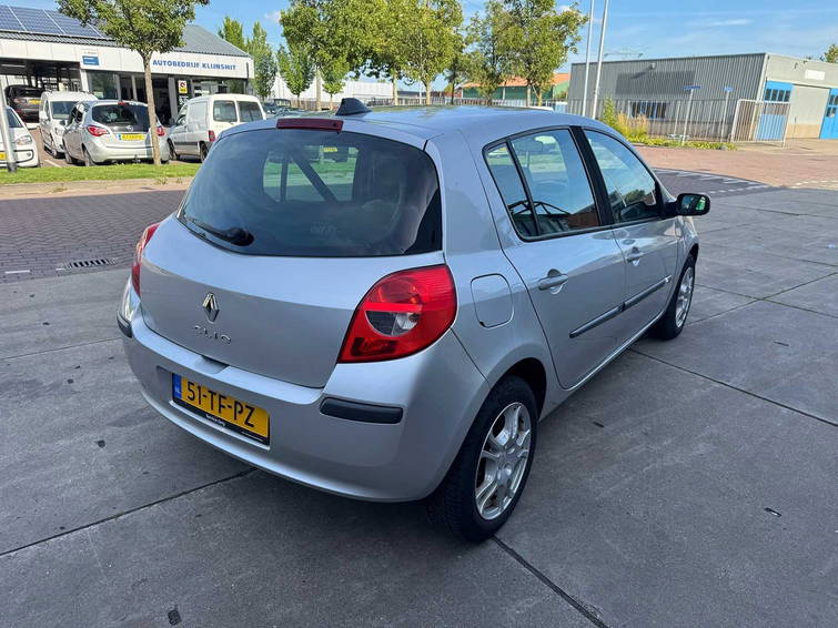 Renault Clio 1.6-16V Privilège 5