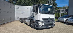 Mercedes-Benz Actros 2443 6x2 Chassis under car carrier