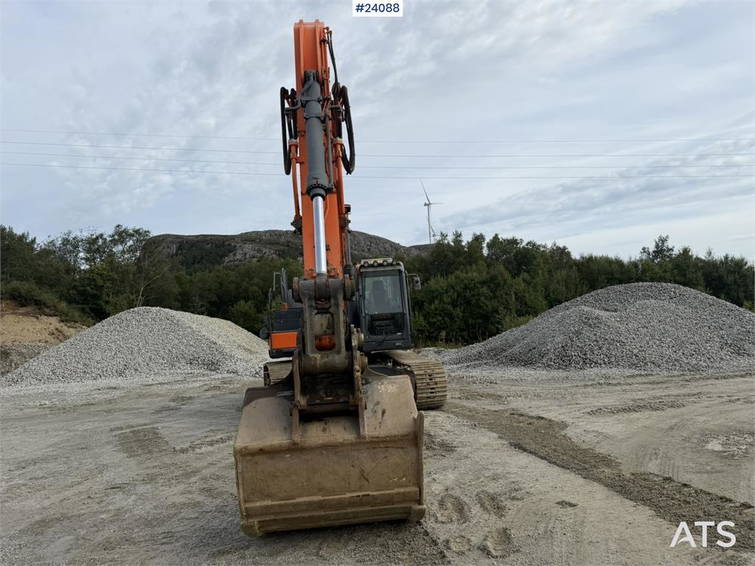 Doosan DX 300 LC-5 excavator with digging bucket 7