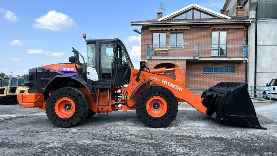 Hitachi ZW220 -5B 14