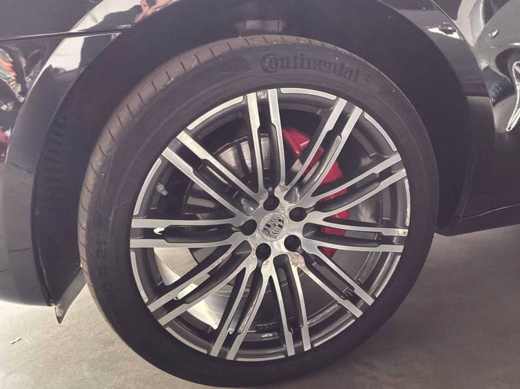 Porsche Macan Turbo 95B 29