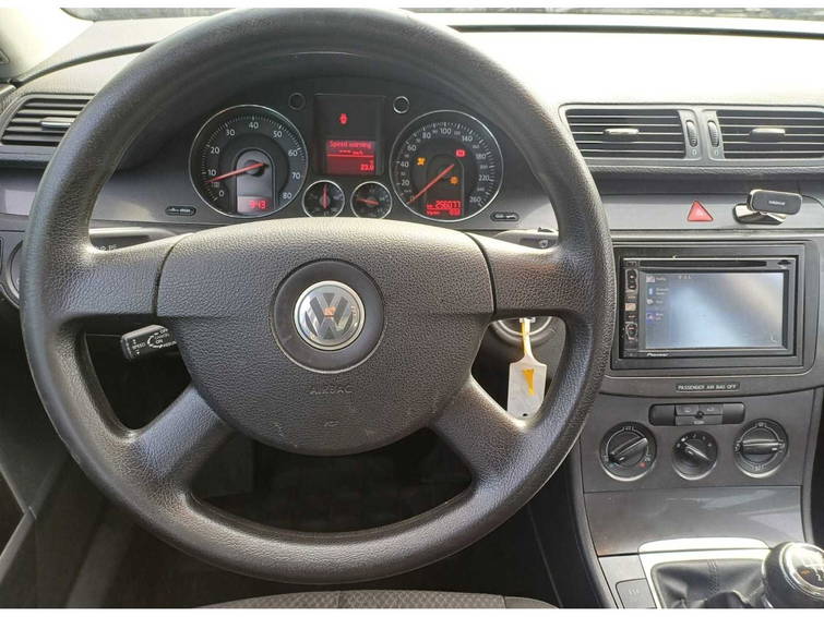 Volkswagen Passat 1.6 FSI Trendline 14