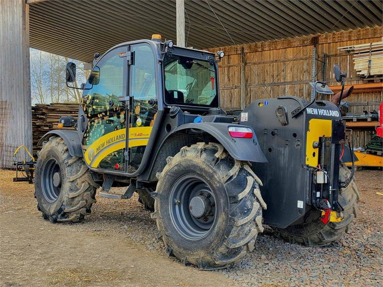 New Holland TH 7.42 Plus 3