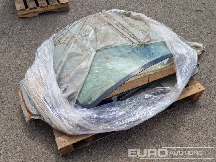 Diversen Pallet of Excavator Parts 1