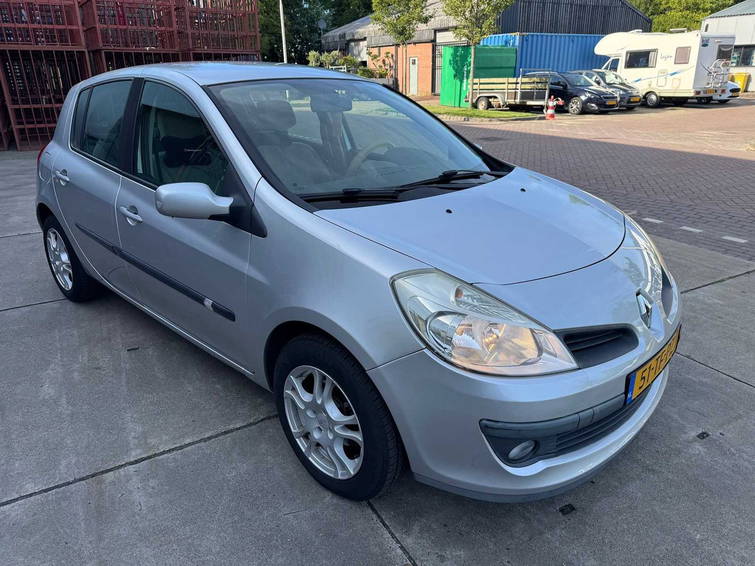 Renault Clio 1.6-16V Privilège 6