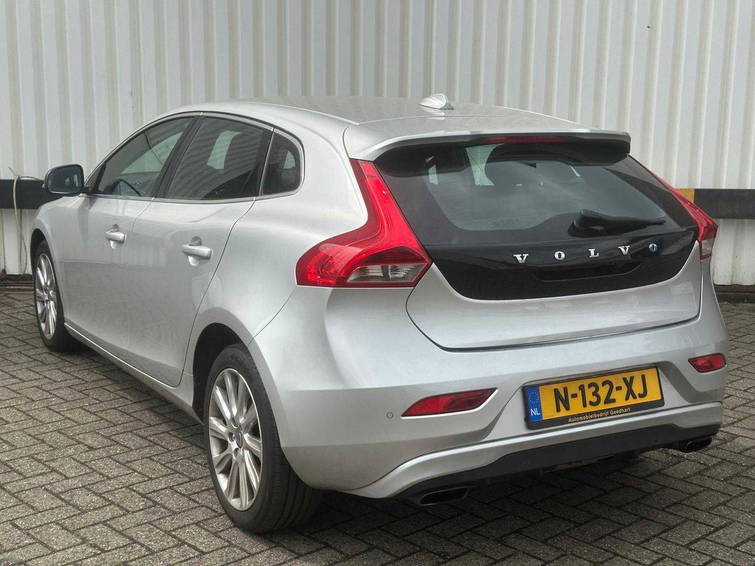 Volvo V40 2.0 T3 Summum 4