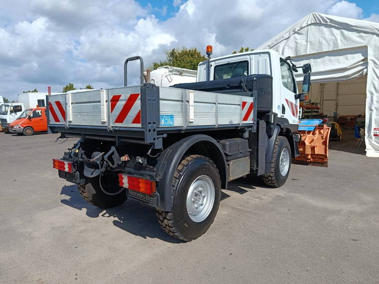 Unimog U20 4x4 Winterdienst mit Schild, Besen,Streuer 3