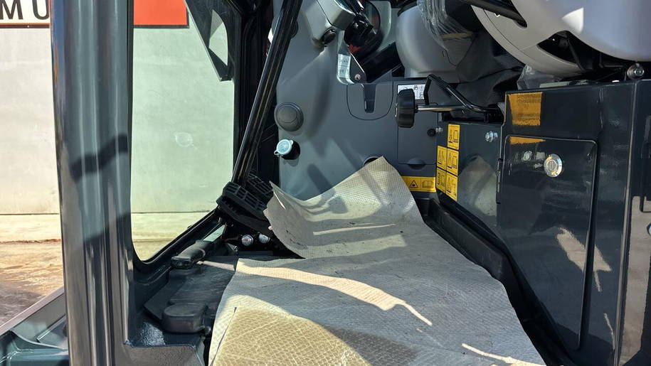 Hitachi ZX63U 16