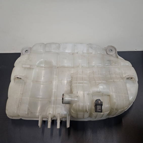 Volvo koelwater reservoir 22821828 3