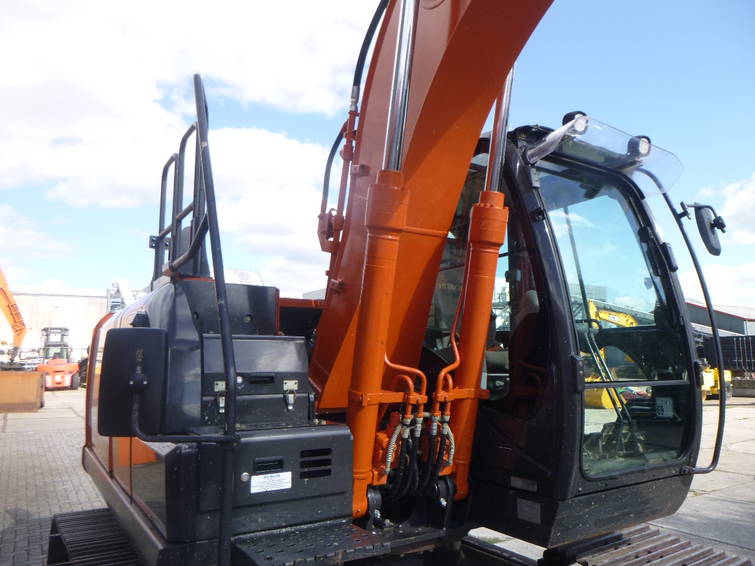 Hitachi ZX130LCN-6 9