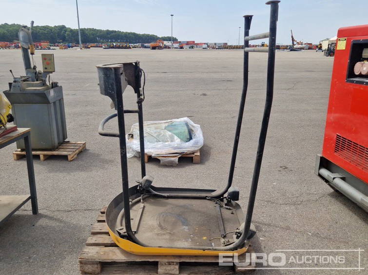 Diversen Pallet of Excavator Parts 8