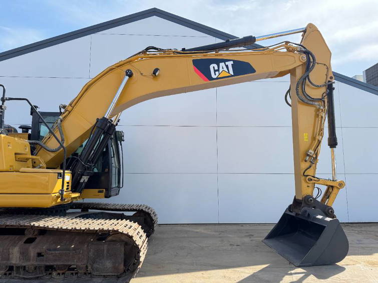 Caterpillar 320F L 320FL - New Bucket / Hammer Lines / Camera 14