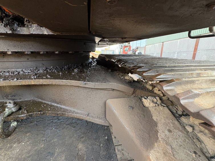 Hitachi B ZX490LCH-6 crawler excavator with Demarec DRS-90-B scrap shear 21