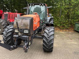Valtra Traktor Valtra 8350 med frontlift