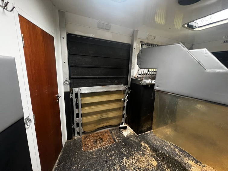 Volvo FL 7 6x2 5 Horses + 5 Persons  Good Condition 21