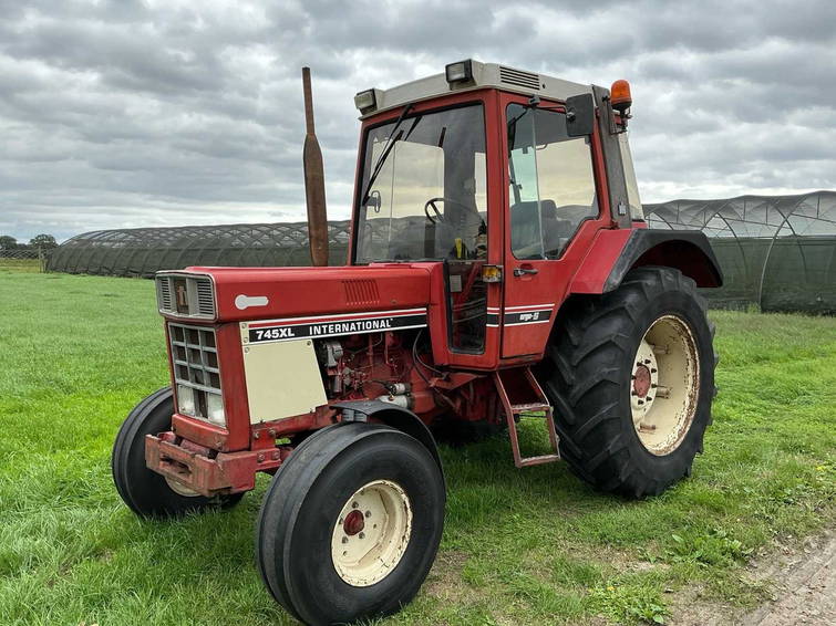 International 745XL Ergo-S 1
