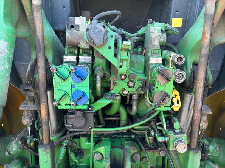 John Deere 6150R 17