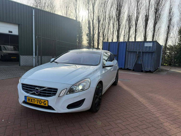 Volvo V60 2.0T Kinetic 1