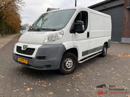 Peugeot Boxer 330 L1H1 2.2HDI 120 Euro 5, enkele cabine, handgeschakeld, gesloten laadruimte met deuren en zijschuifdeur.