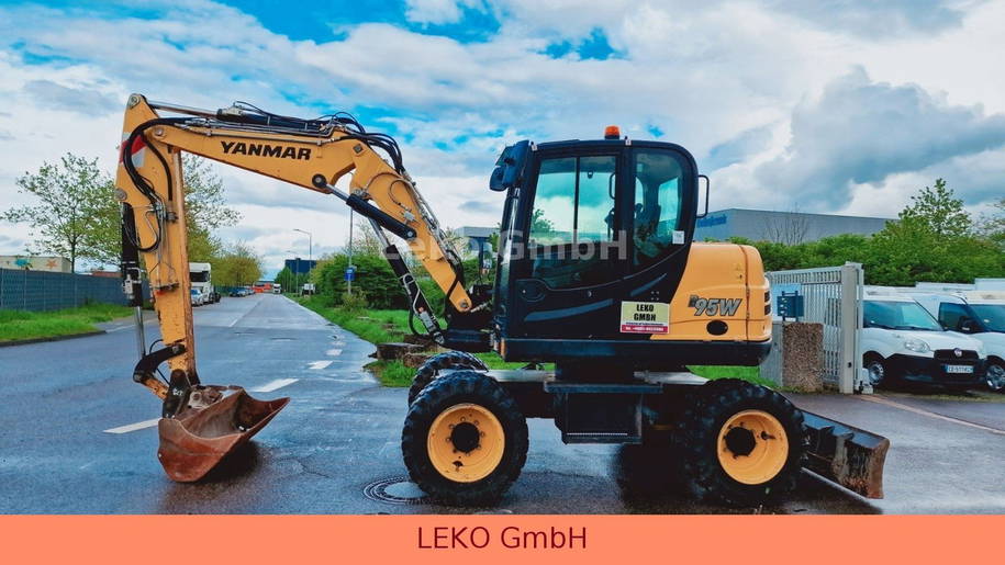 Yanmar B 95W Mit Drei Löffeln und Ein Hammer 4
