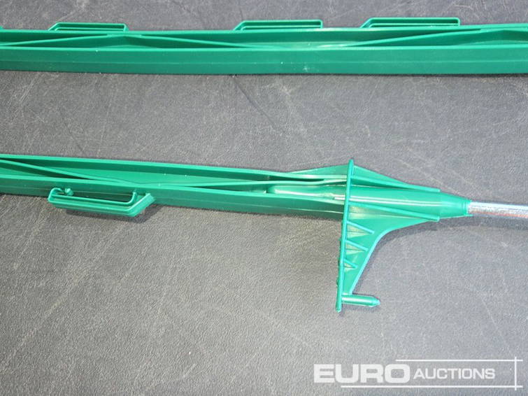 Diversen 2026 4' Plastic Electric Fence Posts c/w Metal Spi ke Green 50 5