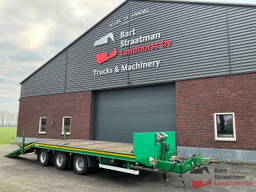 689/25000 Blomenroehr 689/25000 3 assige open middenasaanhanger met mechanische oprijrampen.