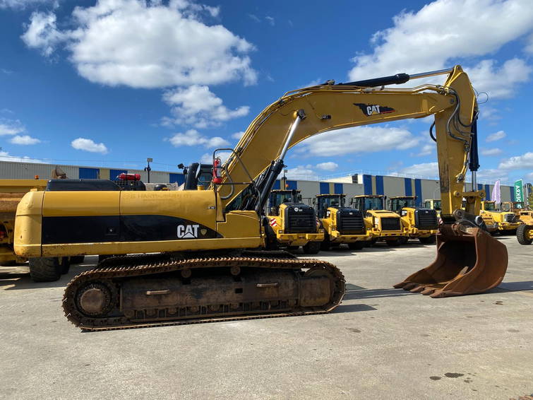 Caterpillar 330D . 7