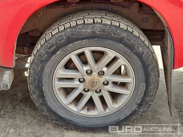 Toyota HiLux Invincible 12