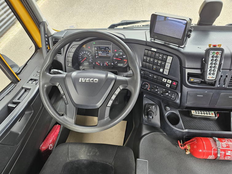 Iveco AD320S42 8x2 / Winch / Retarder 26