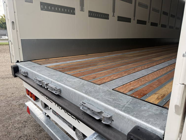 Diversen 3-axle box trailer with double-stock 10