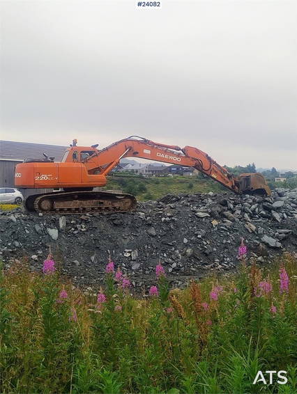 Daewoo SL220LC-V Excavator with Tooth Bucket 1