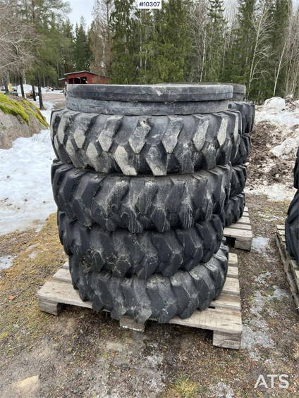 Diversen Däck med fälg 10,00-20 1