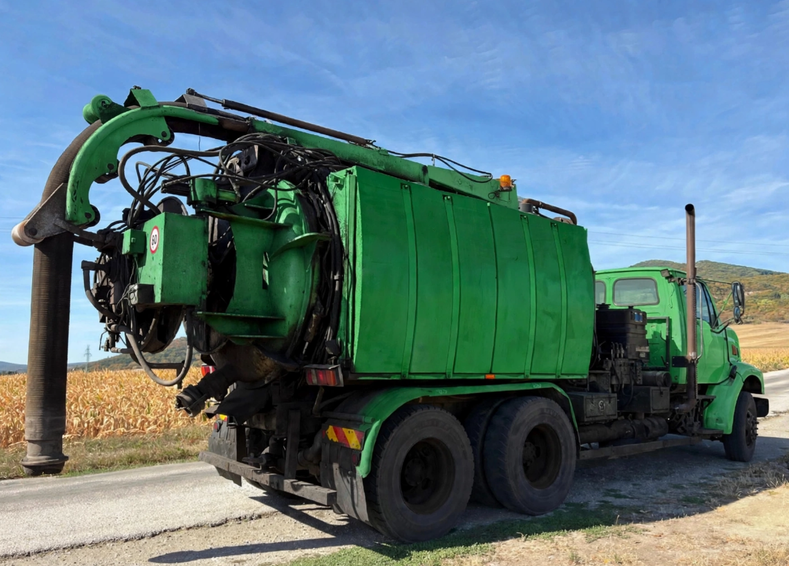 Ford Louisville L7500 6x4 Cumins Motor Vacuum 6
