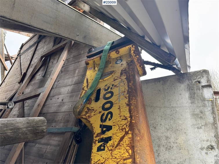 Soosan SB50TS-P hydraulic breaker with S60 attachment. 1